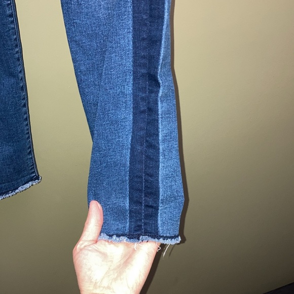 Apt 9 blue jean coloured capris with a dark band down the sides. Elastic waist. - Picture 3 of 12